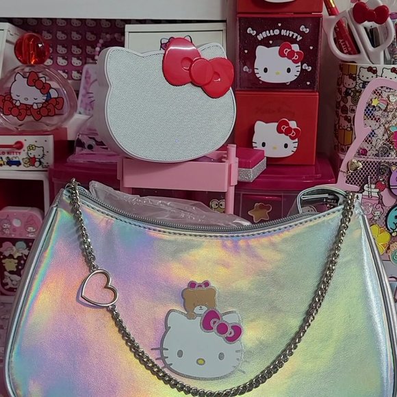 Hello Kitty & Friends Heart & Chain Decor Holographic Baguette Bag - Picture 1 of 6